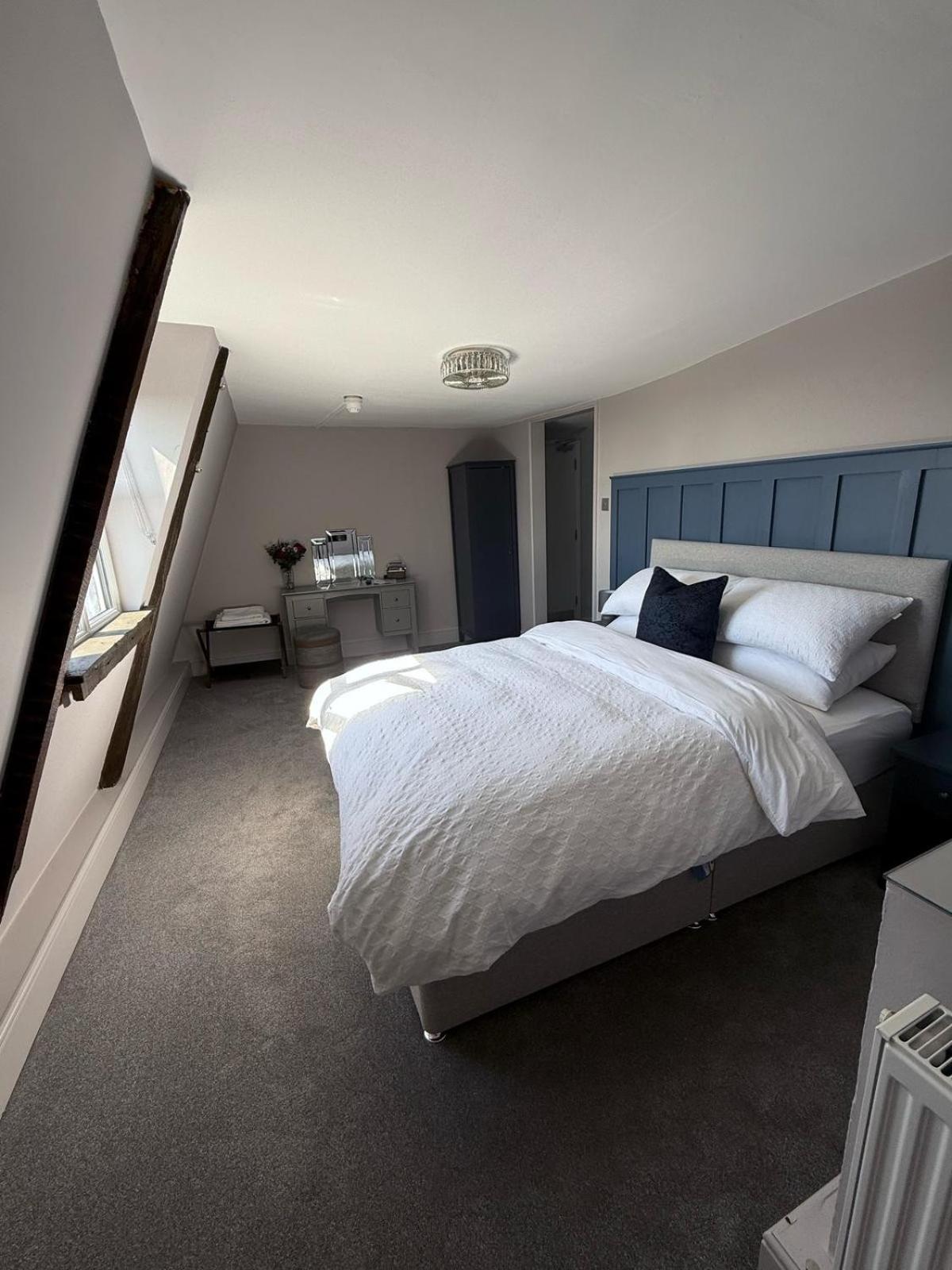 The White Hart Hotel Atworth Eksteriør billede