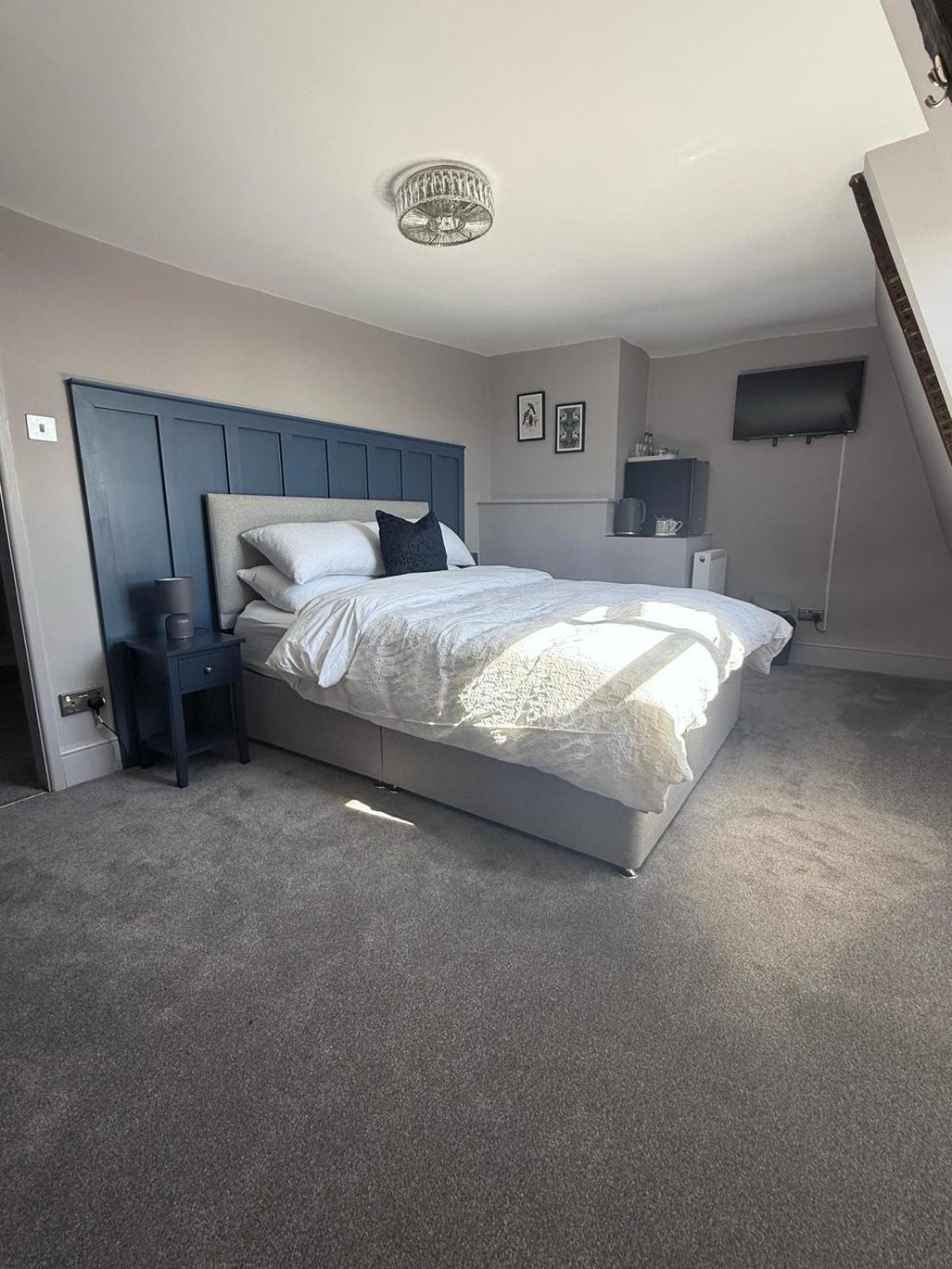 The White Hart Hotel Atworth Eksteriør billede