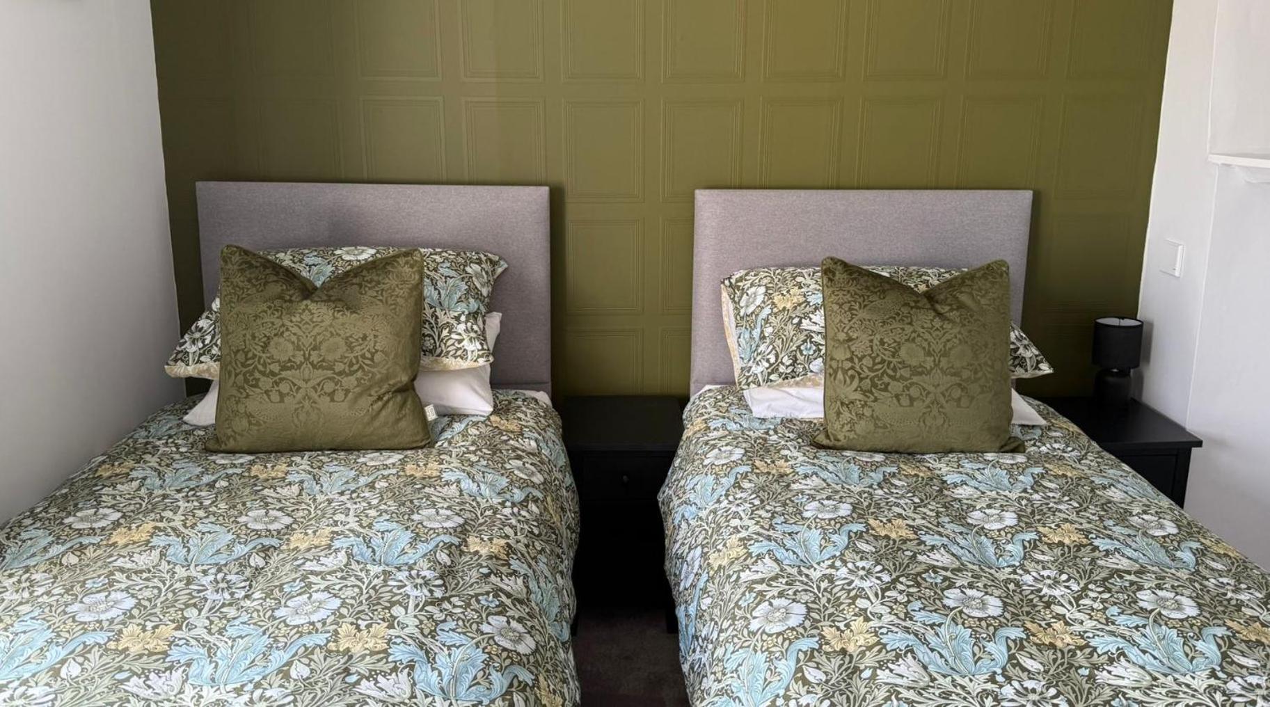 The White Hart Hotel Atworth Eksteriør billede